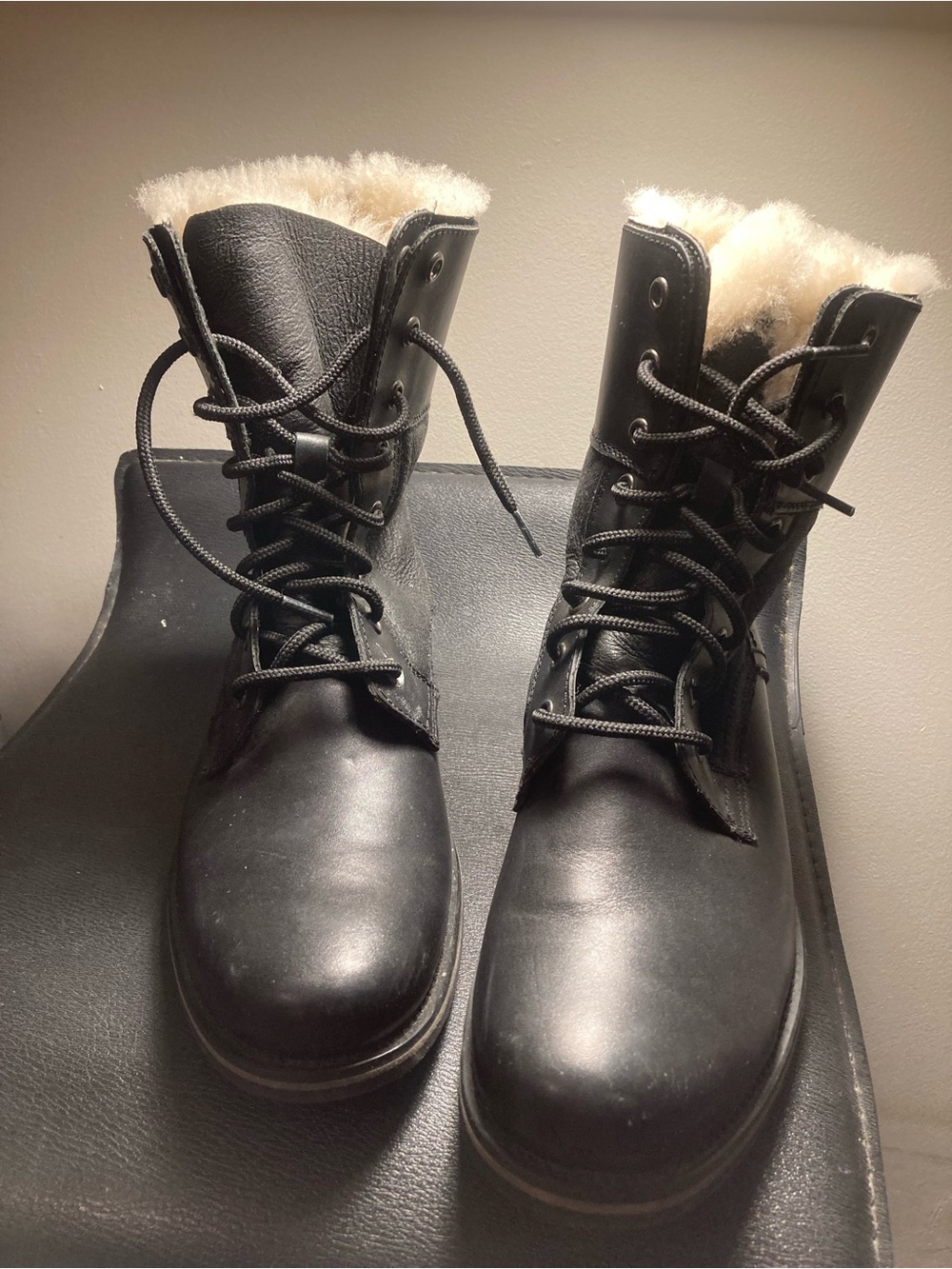 Black leatherLace-Up HEEL Boots with Cream faux Fur very warm excellen condition - Picture 1 of 13